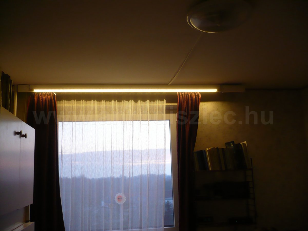 LED szalag kiegészítő világítás alu profilra ragasztva, függönykarnis felé szerelve