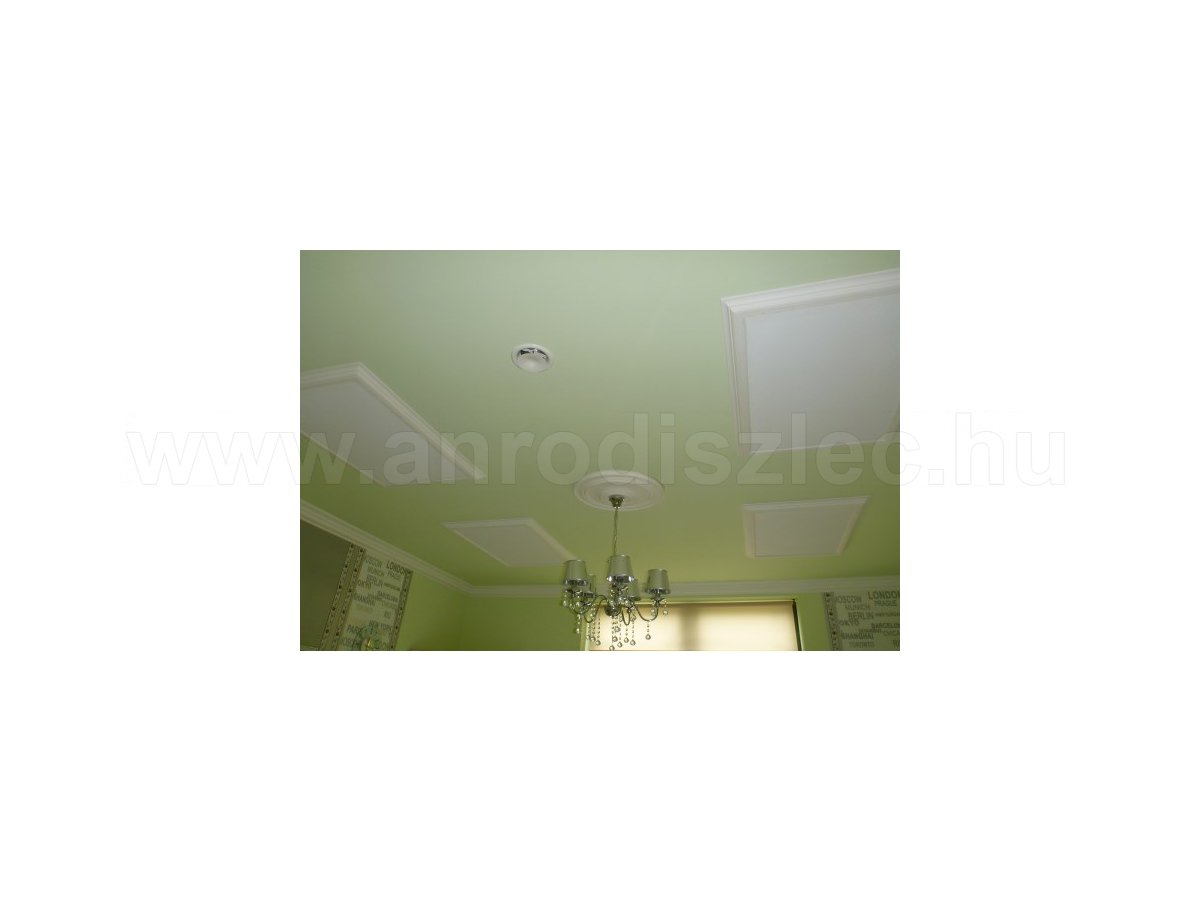 Modern LED panel világítás és klasszikus stukkó díszítések nappaliban