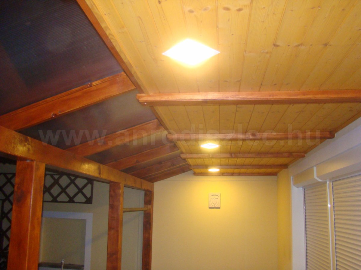 12 wattos süllyesztett LED panel lambériába építve