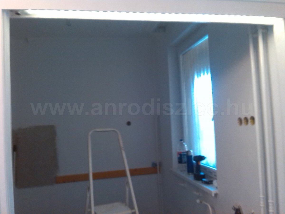 LED szalag ajtó keretbe rejtve