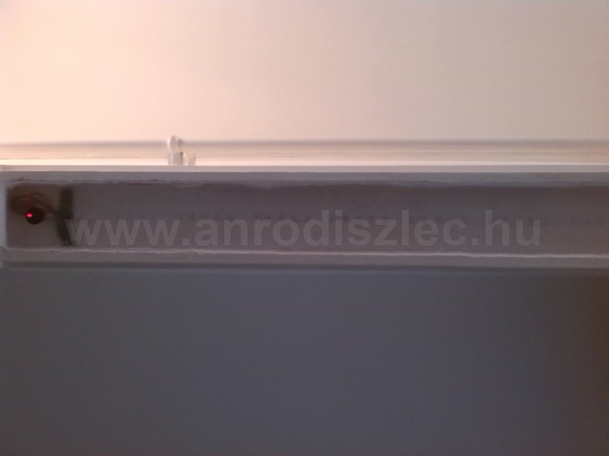 Ledszalag ajtókeretbe rejtve