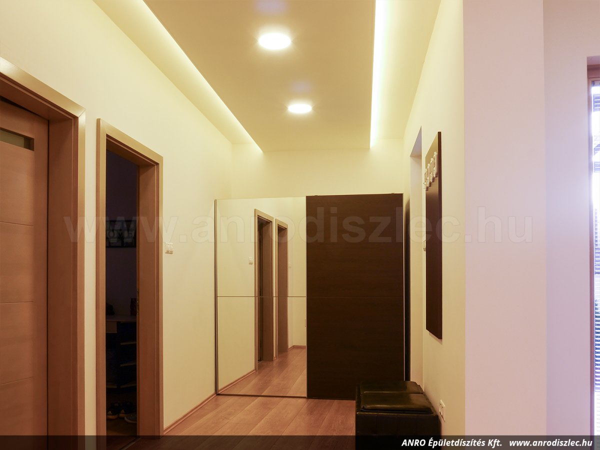 Az előszoba világítása 2 db 18 Wattos, kör alakú LED panel és a gipszkarton álmennyezetbe helyezett LED szalag.