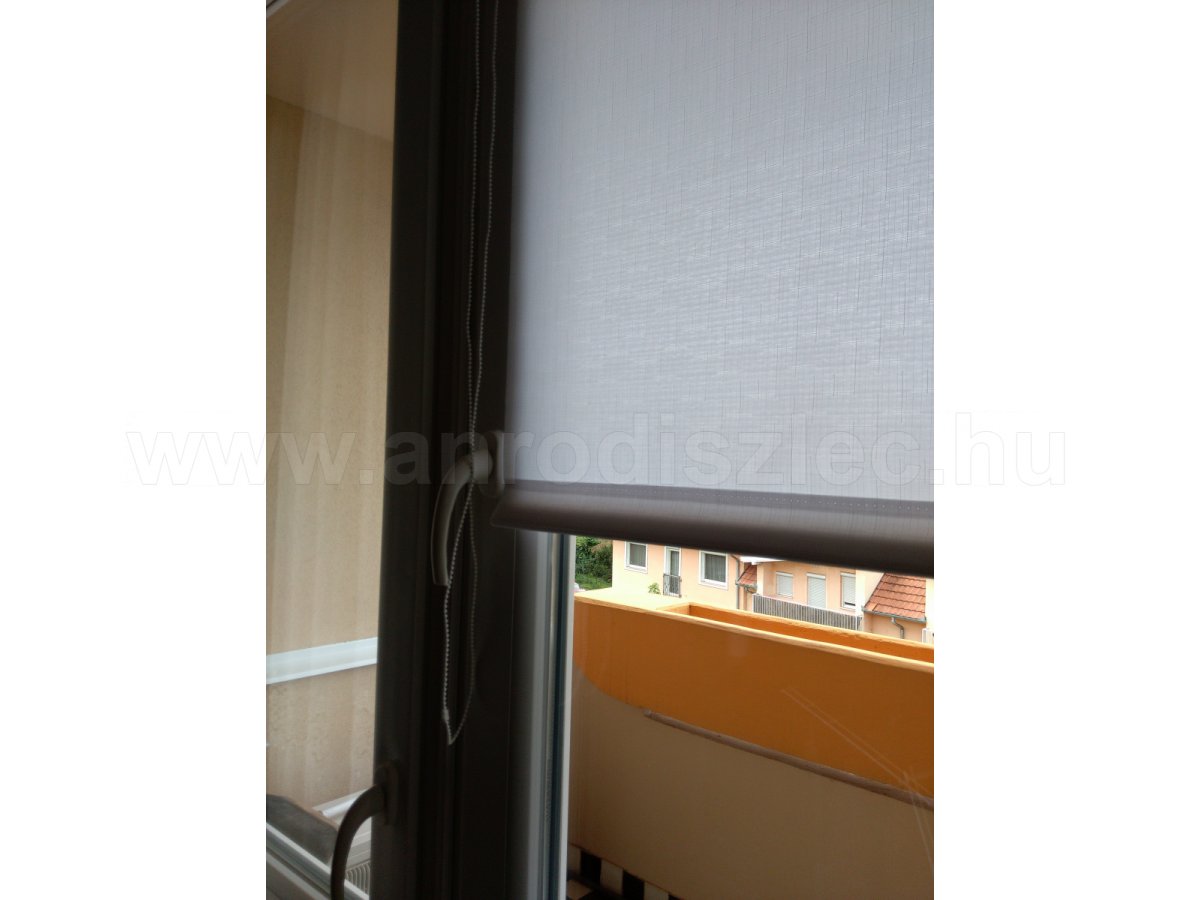 Gyöngyláncos kezelővel fel-le ereszthetjük a fehér vászonrolót!