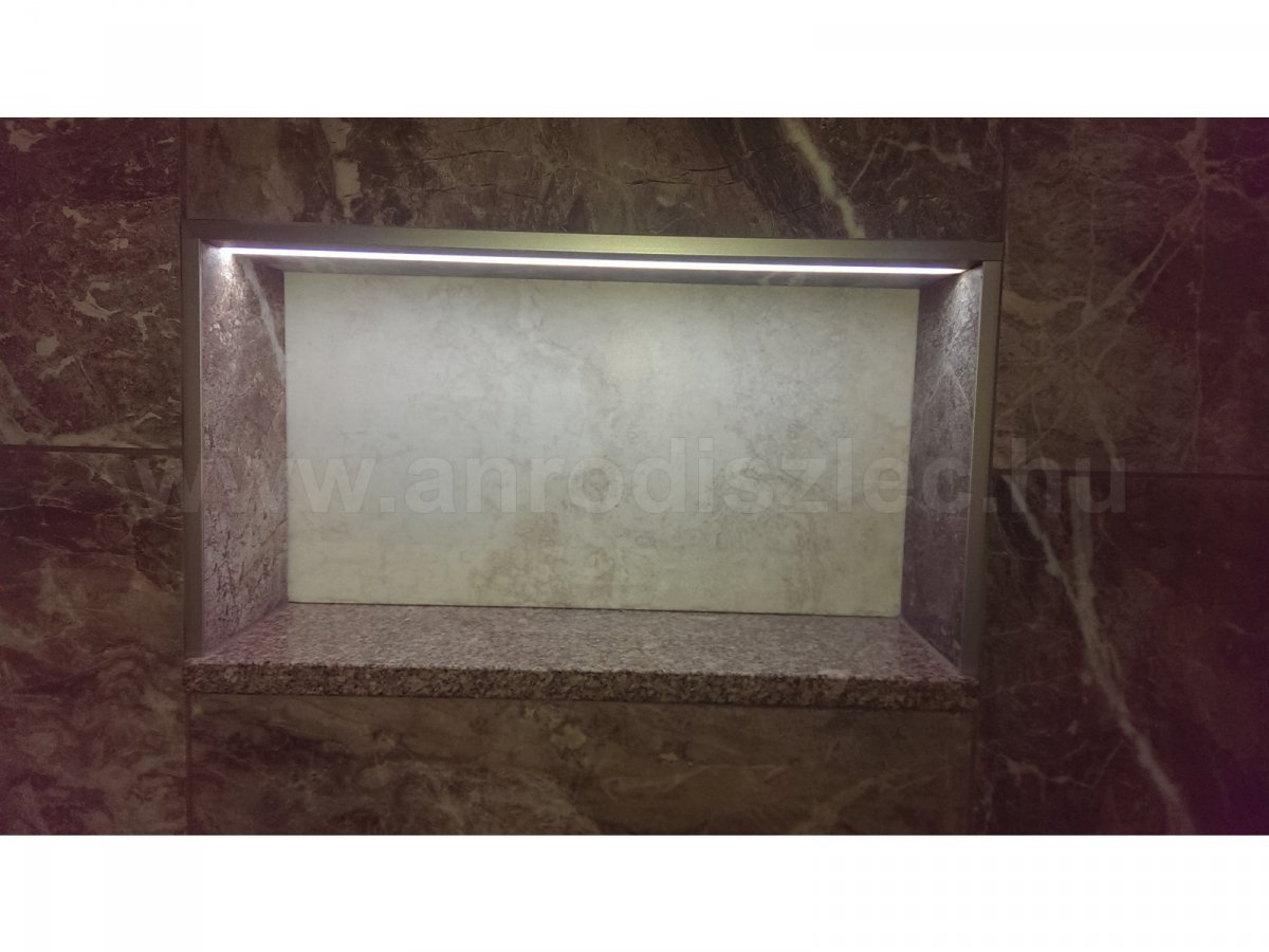 Márványmintázatú csempéből készült falifülke alu led profilos világítással