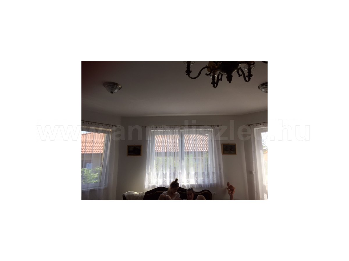 A duplaablaknál lévő függönyhöz a 240 cm-es függönykarnis kellett!