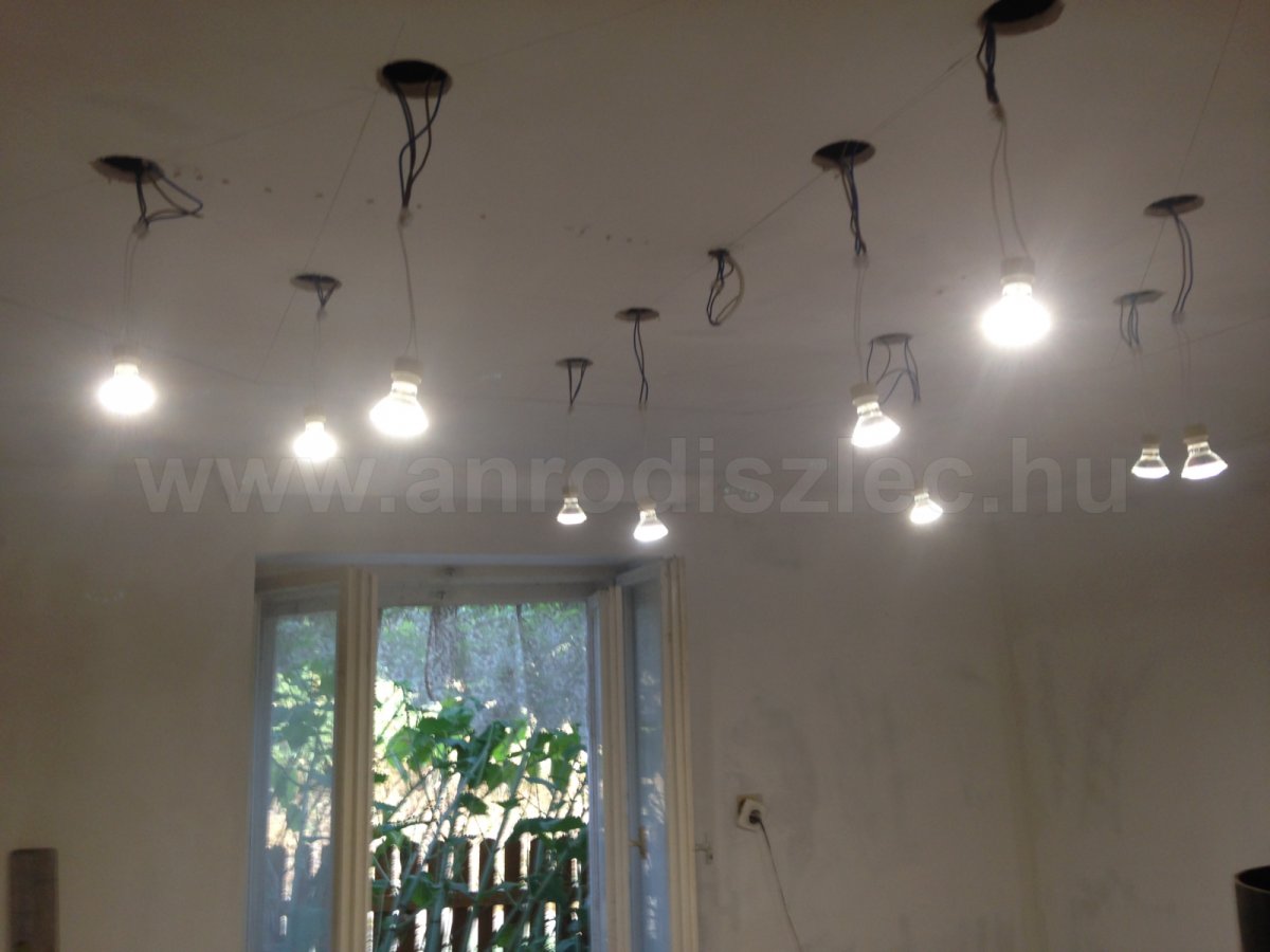 Folynak a LED spotlámpák villanyszerelési munkálatai