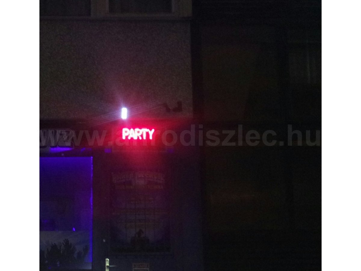 Távolról is erős fényt ad a LED diódából készített világító felirat