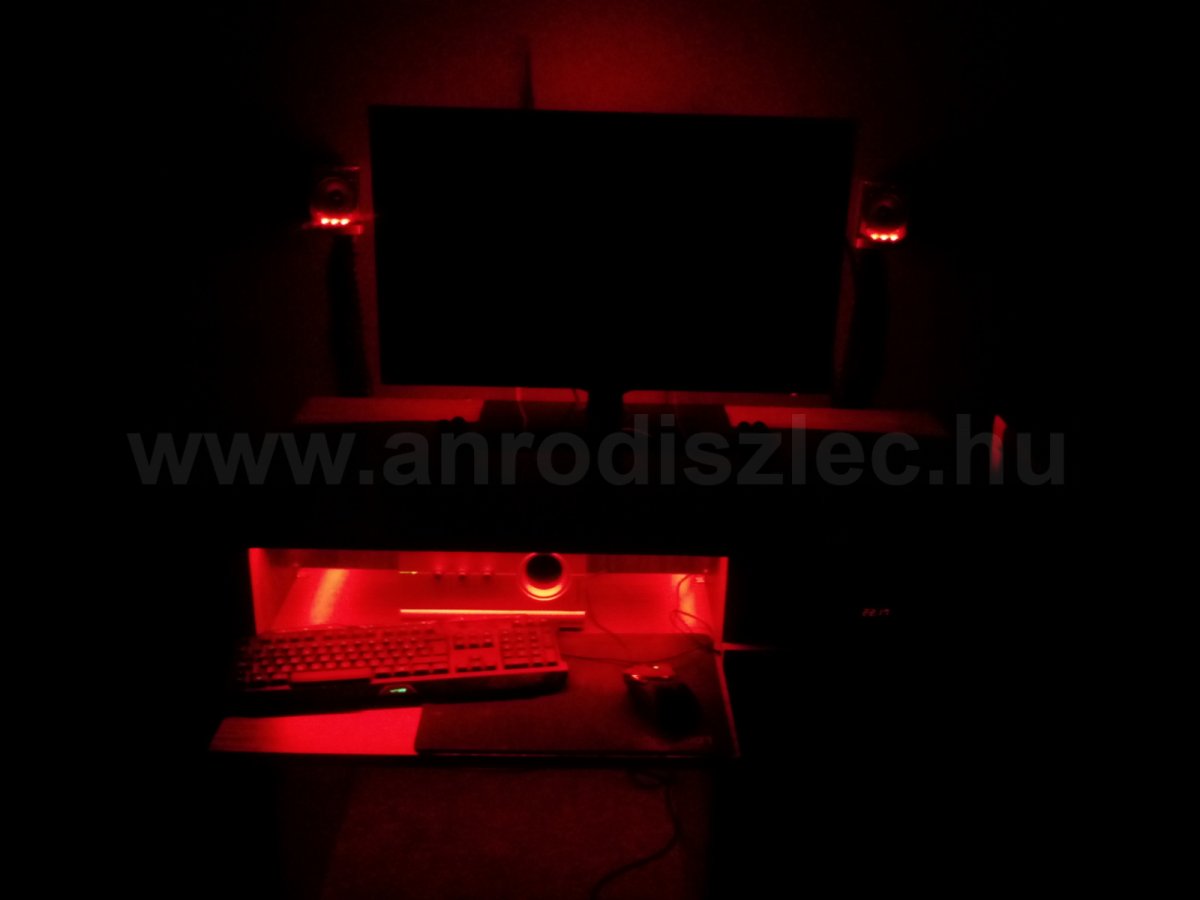 Otthoni TV állvány megvilágítása RGB szalaggal