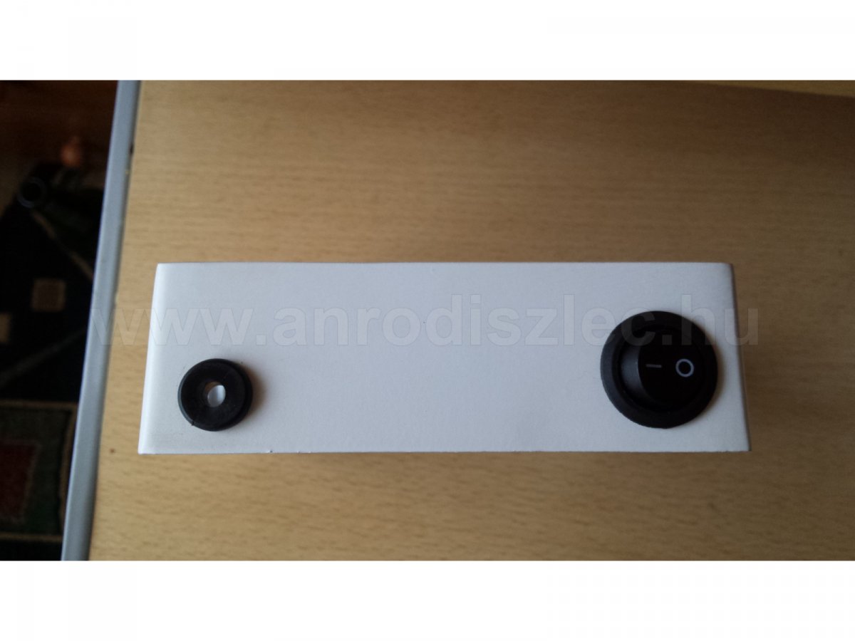 LED panel házilag felturbózva: a kapcsoló és az átvezetó gumi a furatokban 2.