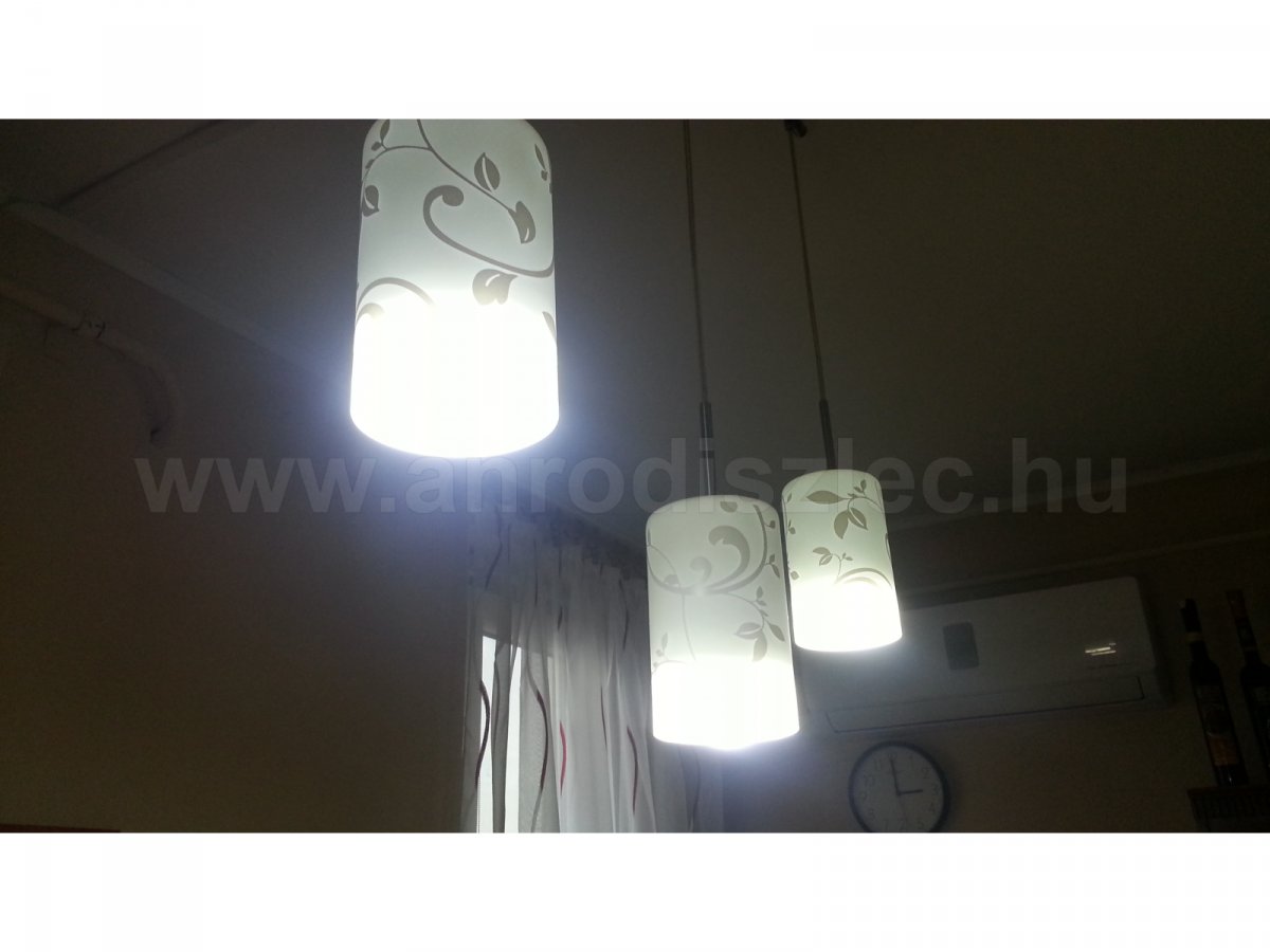 Szépen szórja a fényt és erős fénye van a 10W LED-nek.