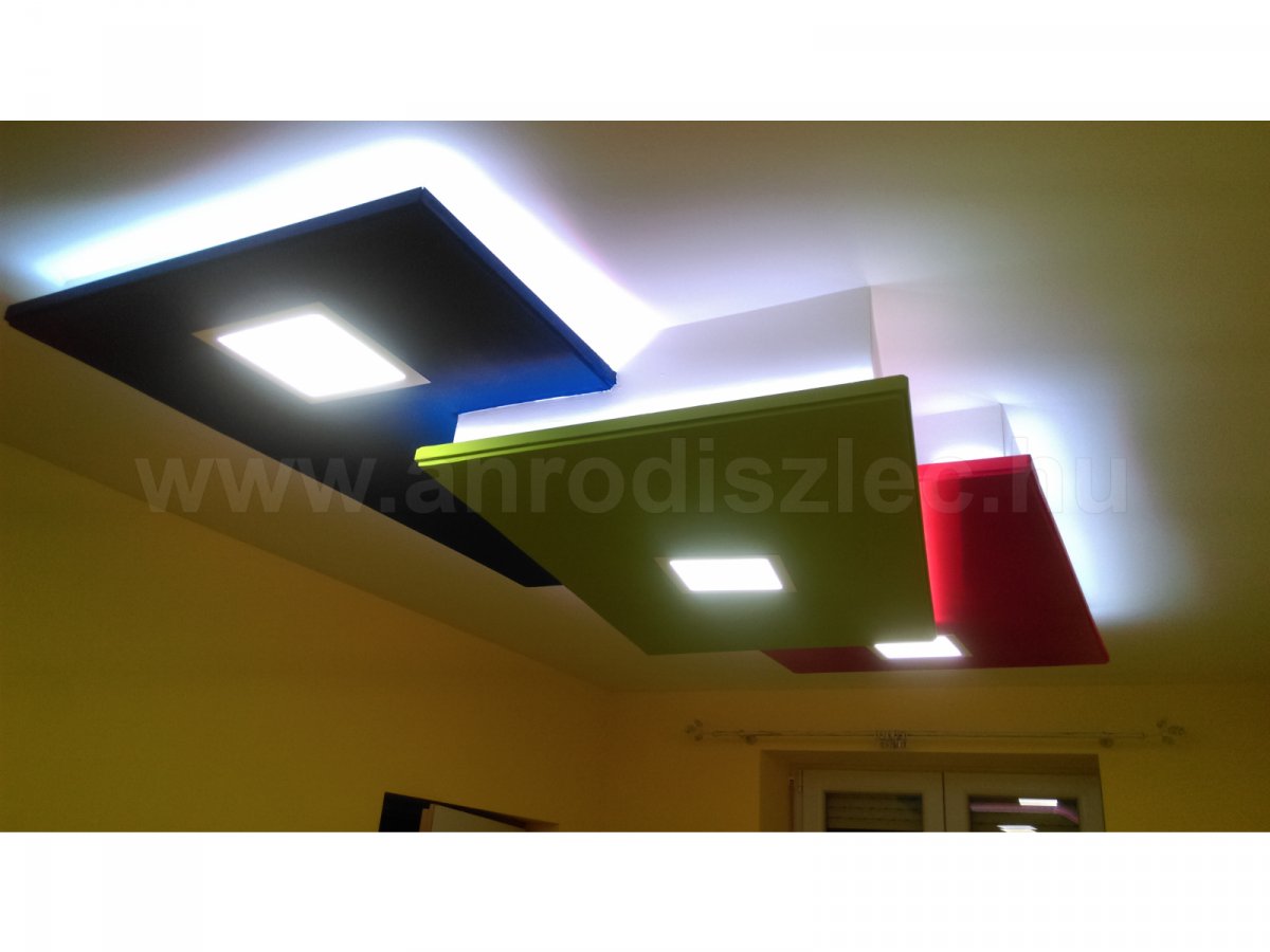 Gyerekszoba mennyezet rejtett LED szalaggal és süllyesztett LED panellel