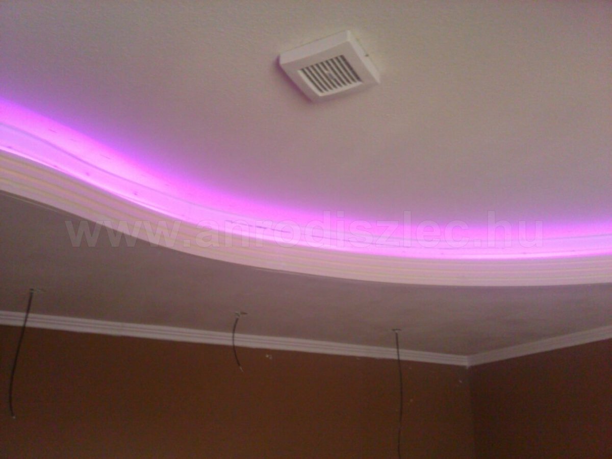 Hullámos gipszkarton mennyezet RGB LED szalaggal - pink fénnyel