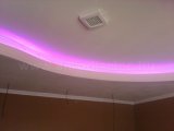 Hullámos gipszkarton mennyezet RGB LED szalaggal - pink fénnyel