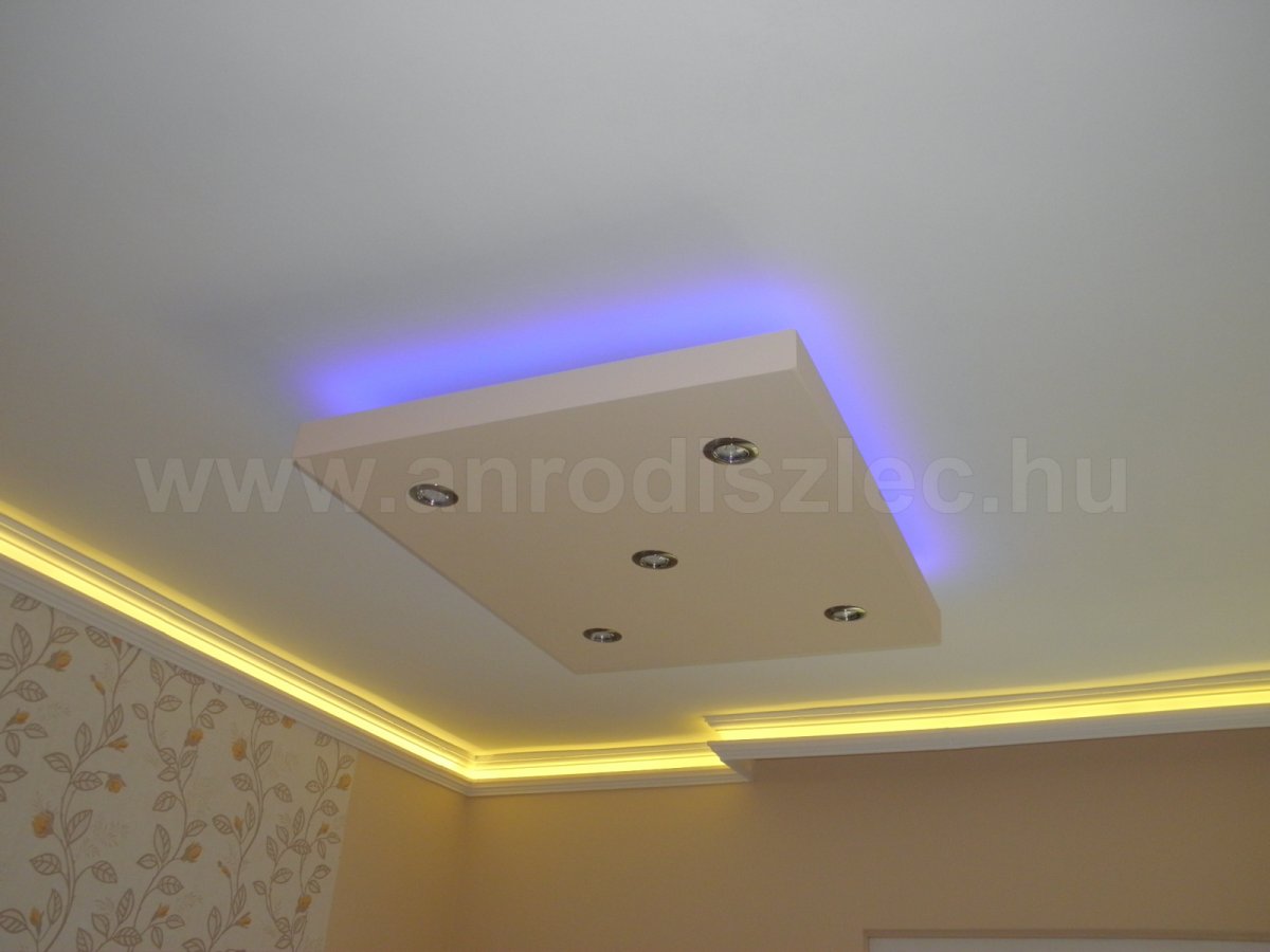 Hálószoba középen RGB világítással, a szoba szélén egyszínű LED csíkkal
