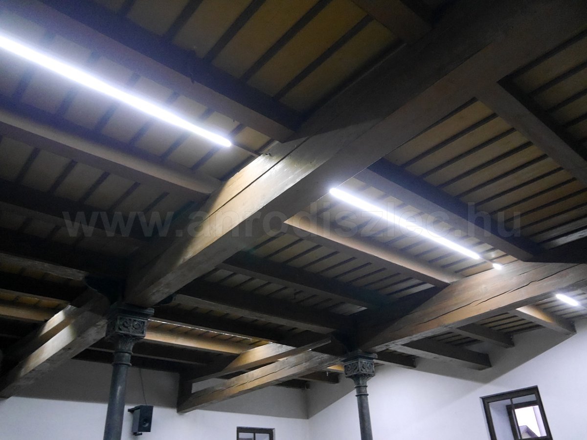 A templom fa gerendás álmennyezetére rögzítették a 2835x120 LED szalagokat tartalmazó LED profilokat