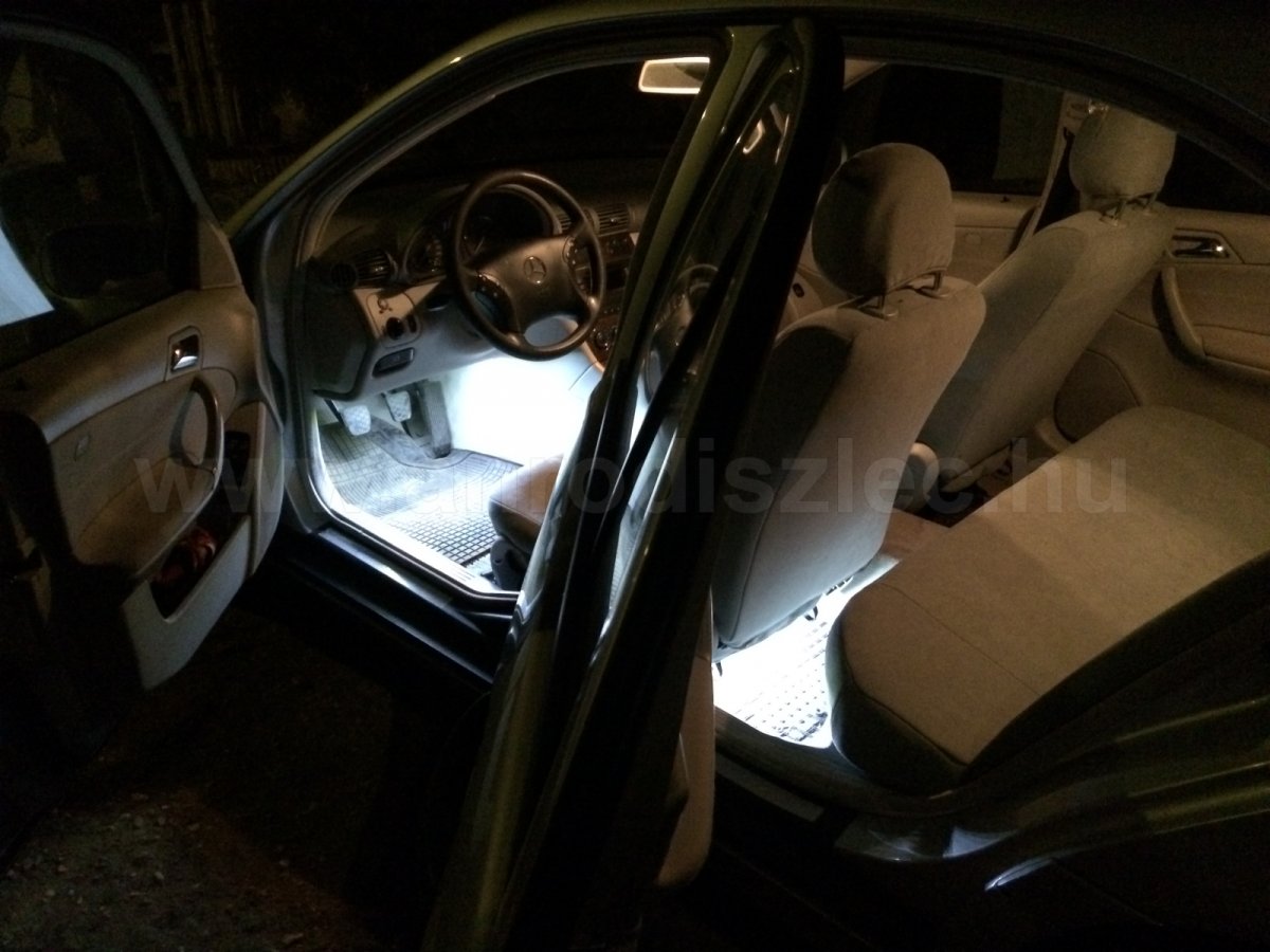 Autóm lábtérvilágítása 3528x60 SMD LED szalaggal hidegfehér fénnyel