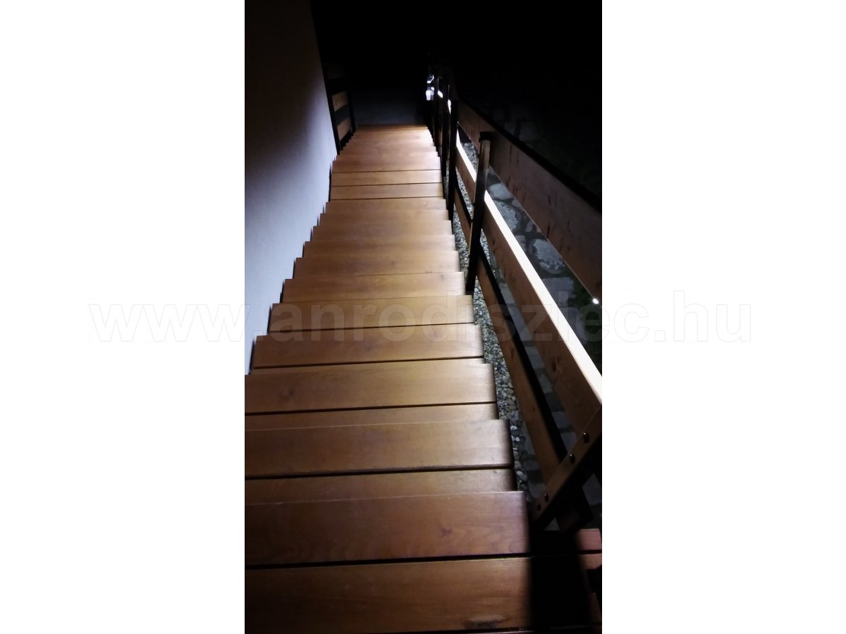 Lépcsővilágítás kültéren LED szalaggal, a korlát aljára alu profilba ragasztva.