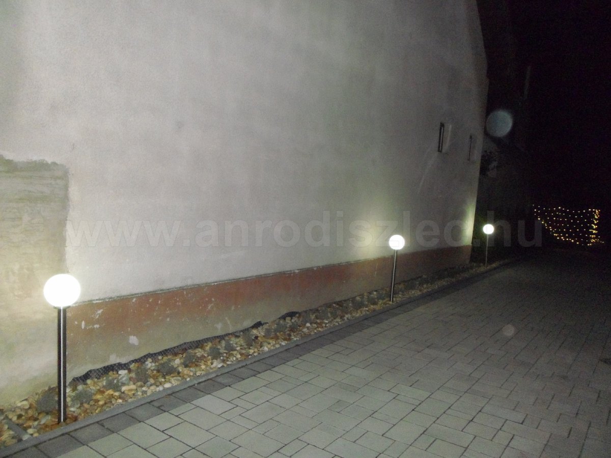 Kültéri világítás izzólámpához hasonlító 4 wattos LED lámpákkal