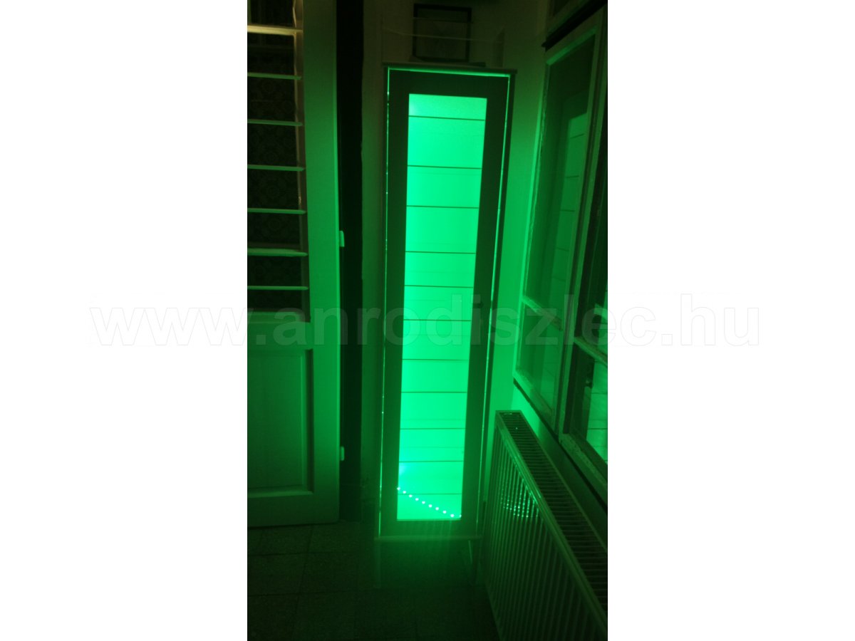 Üvegfalas vitrin RGB-White led szalagos megvilágítással