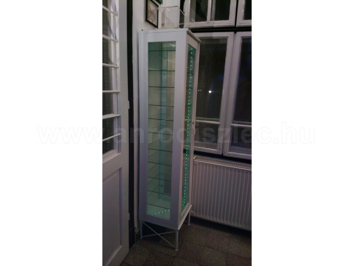 Vitrin led világítással, sarkokba szerelt led szalaggal