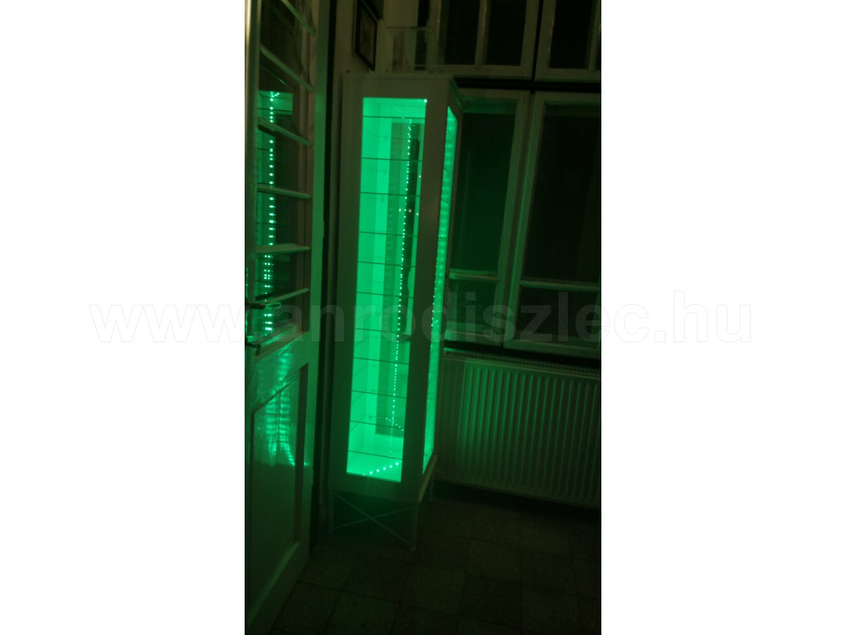 Üvegvitrin gyűjteménynek RGB-W LED szalagos belső világítással