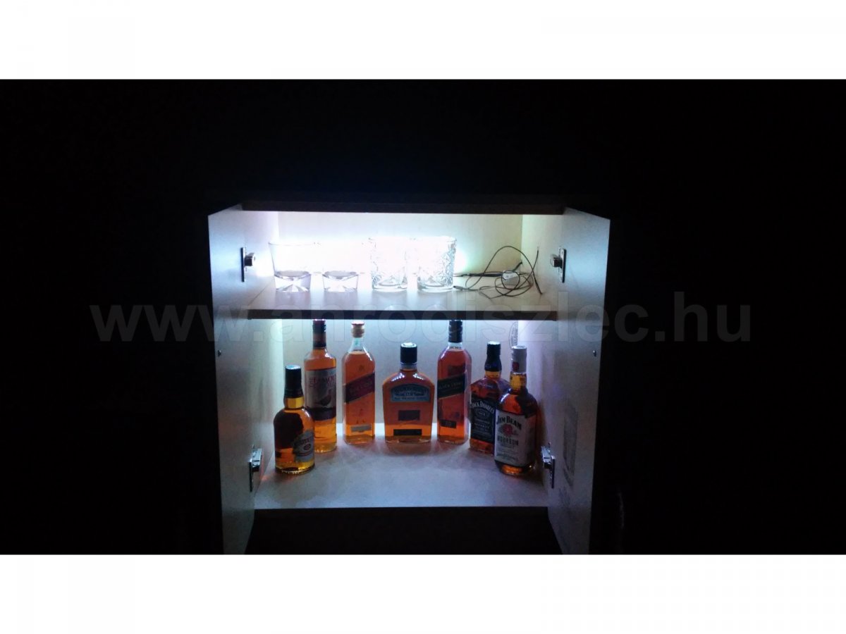 Whiskey szekrény - a led világításban sötétben is láthatjuk, hogy milyen italok rejtőznek a polcon.