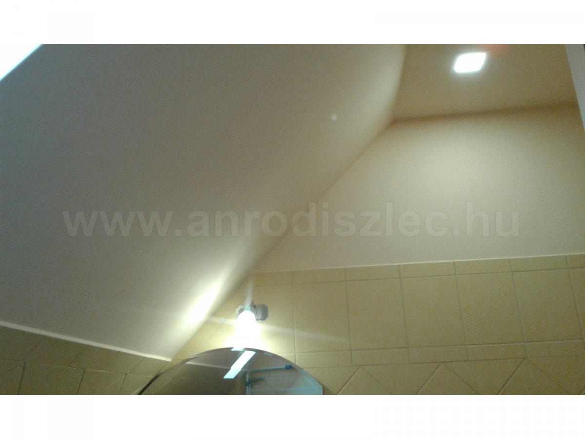 Tetőtéri fürdőszoba beépített 6W LED panel világítással és tükörvilágítás 4W G9 leddel