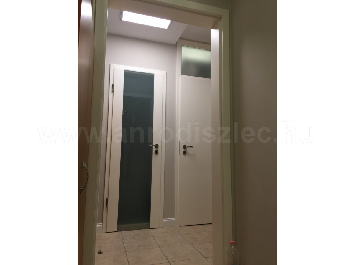 Világítás 60x60 cm-es LED panellel egy családi ház folyosóján 