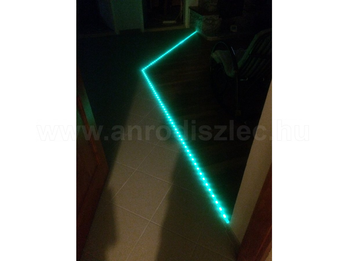 Burkolatváltó sínként is használható az ALP-021 led profil, amely led világítással különösen látványos
