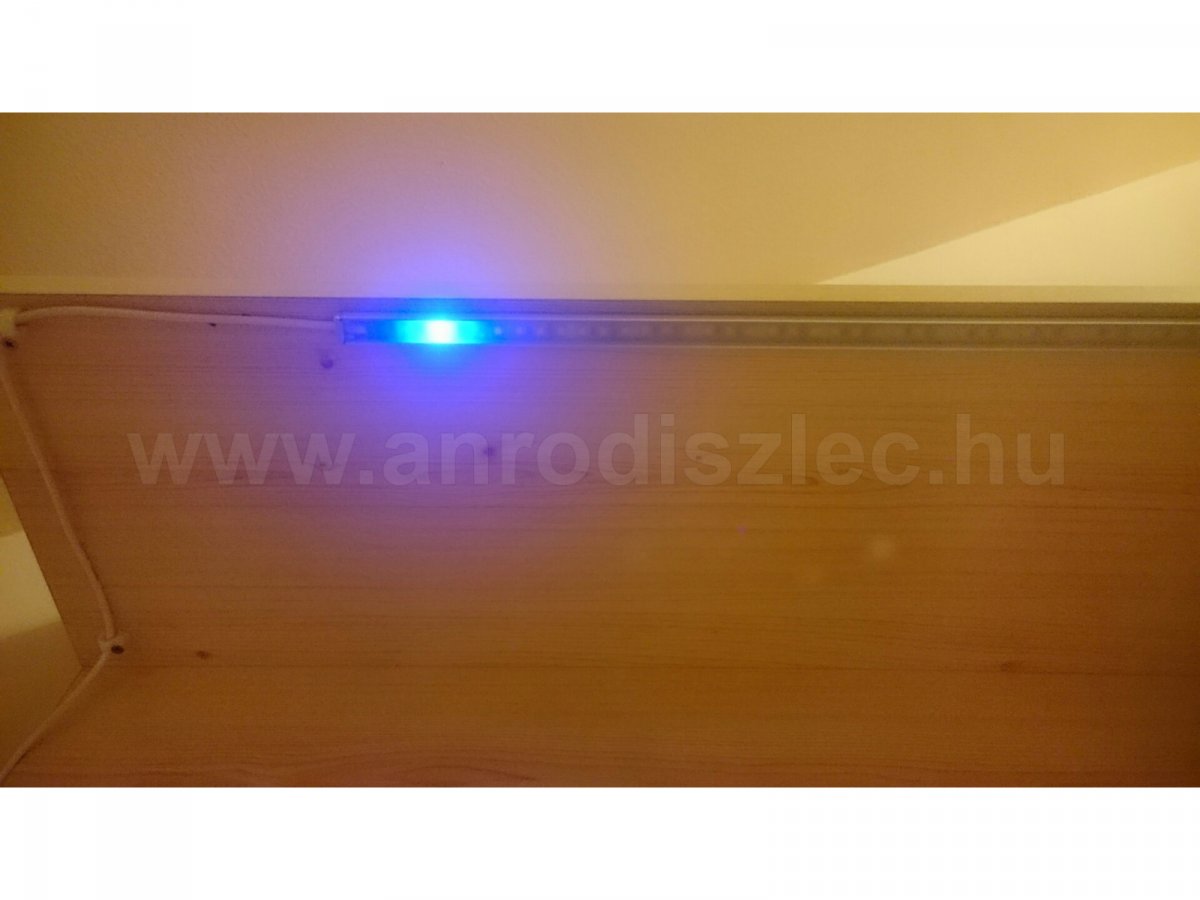 Kék fénnyel világít a LED sínbe építhető LED vezérlő