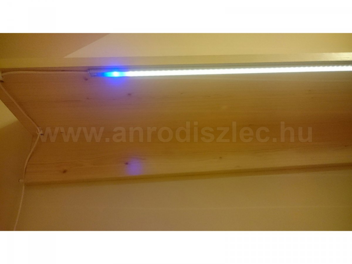 LED szalag tartó alumínium sín fenyő polcra szerelve, beépített vezérlővel