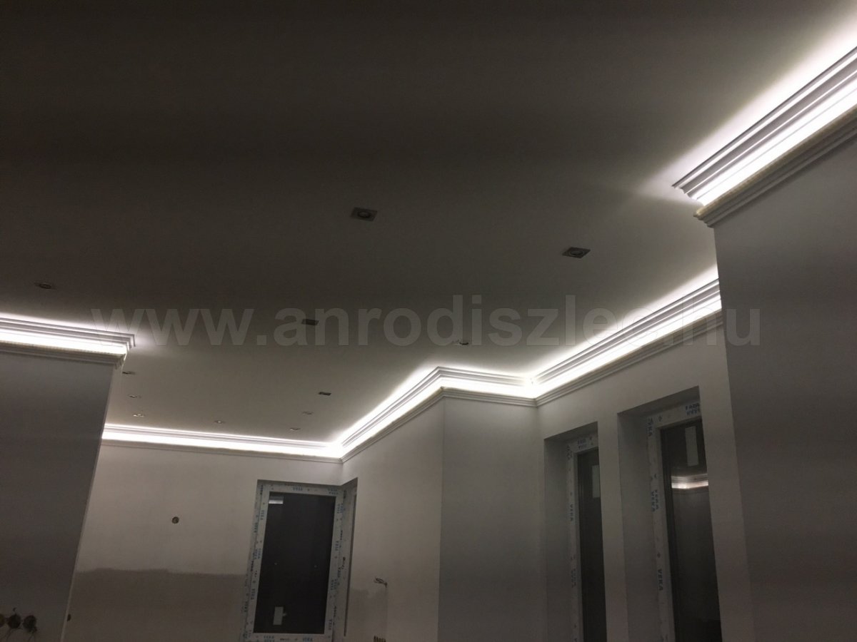 Egy ilyen hosszú rejtett világításnál jelerősítő is kellett a LED vezérlők megfelelő működéséhez!