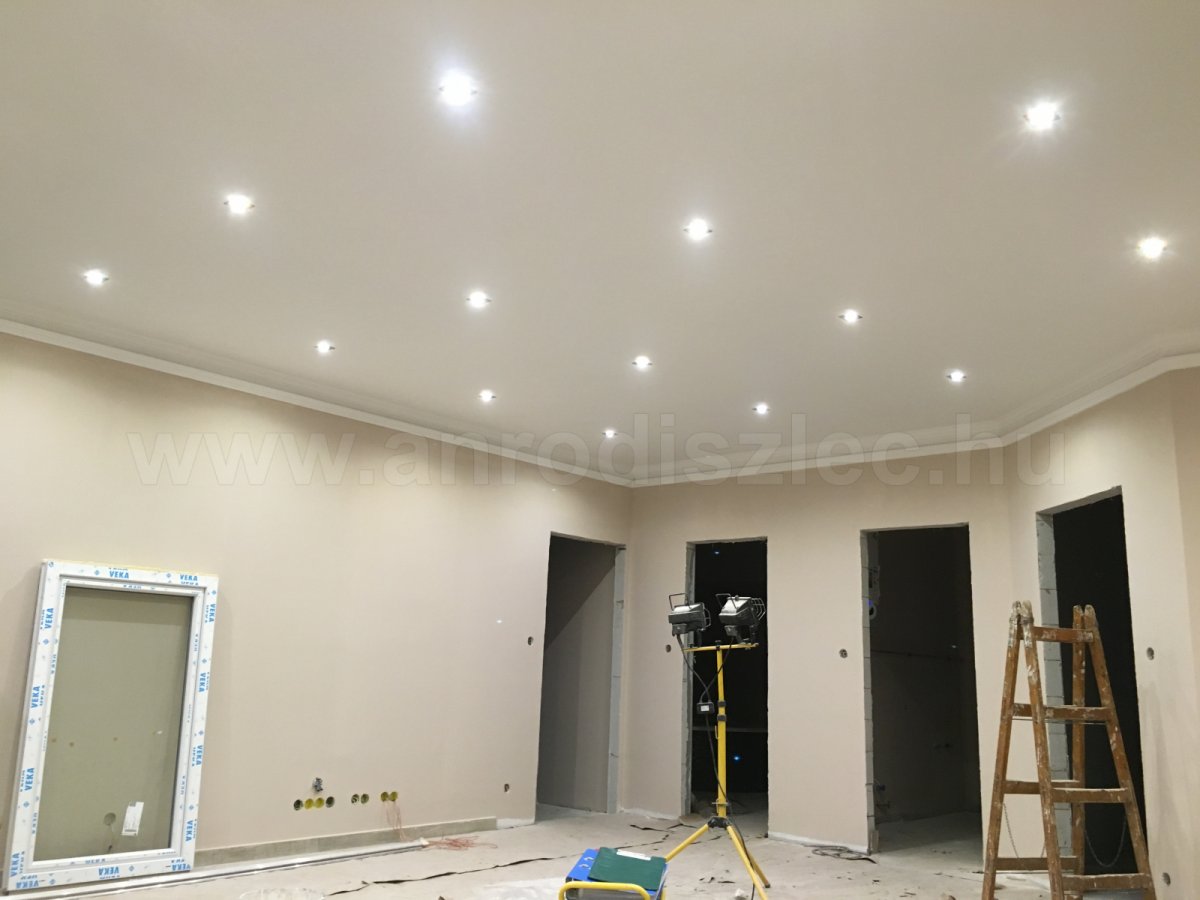 Spotlámpás világítás egy nagy térben, 230V 6 wattos LED lámpákkal