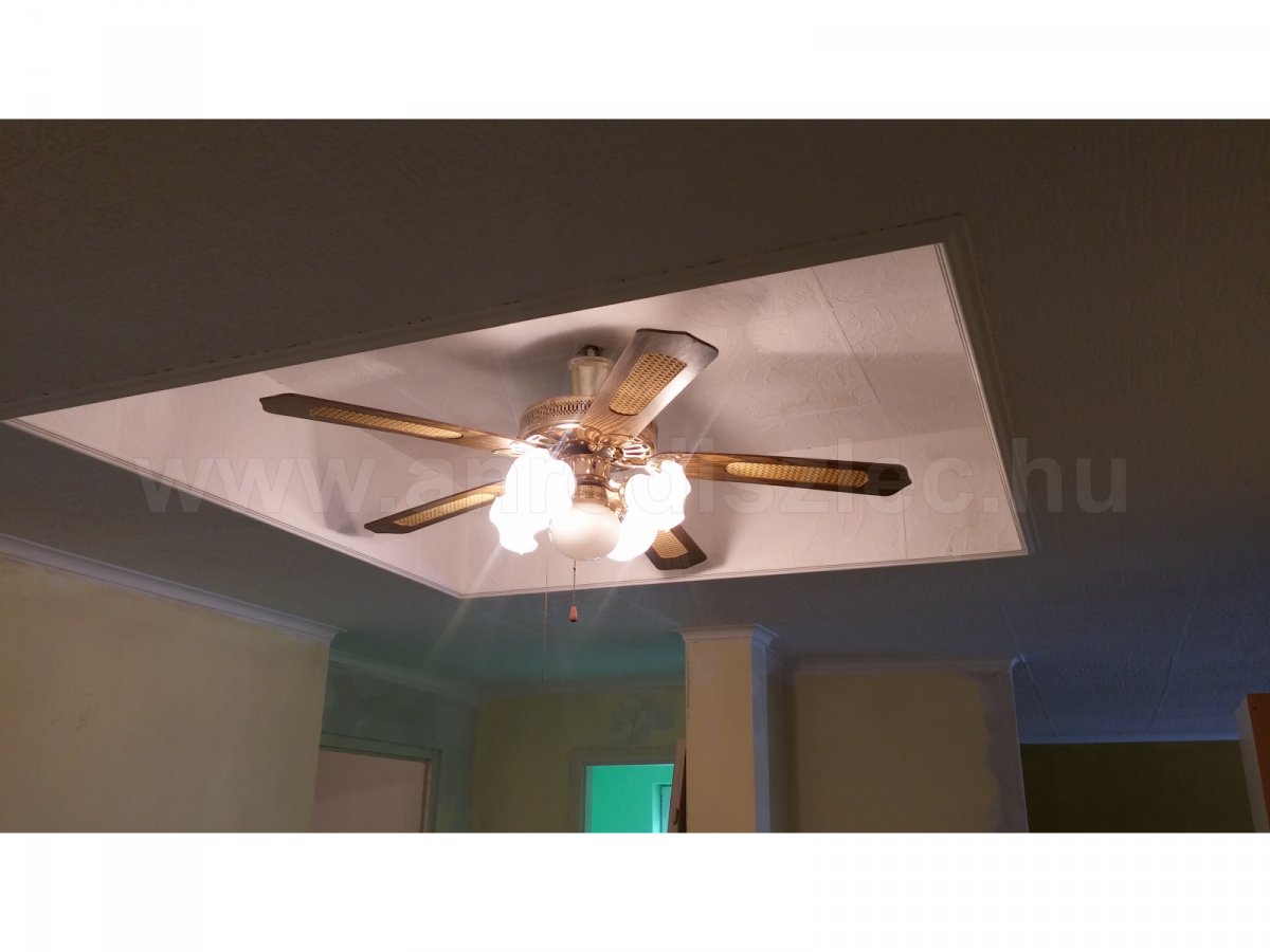 Ventilátoros csillárral világítottak a szobában, mielőtt felszerelték az új led panelt