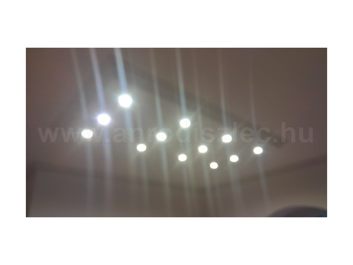 Erős fényt adnak a 3 wattos GU10 led lámpák, 12 darab van belőle a szobában