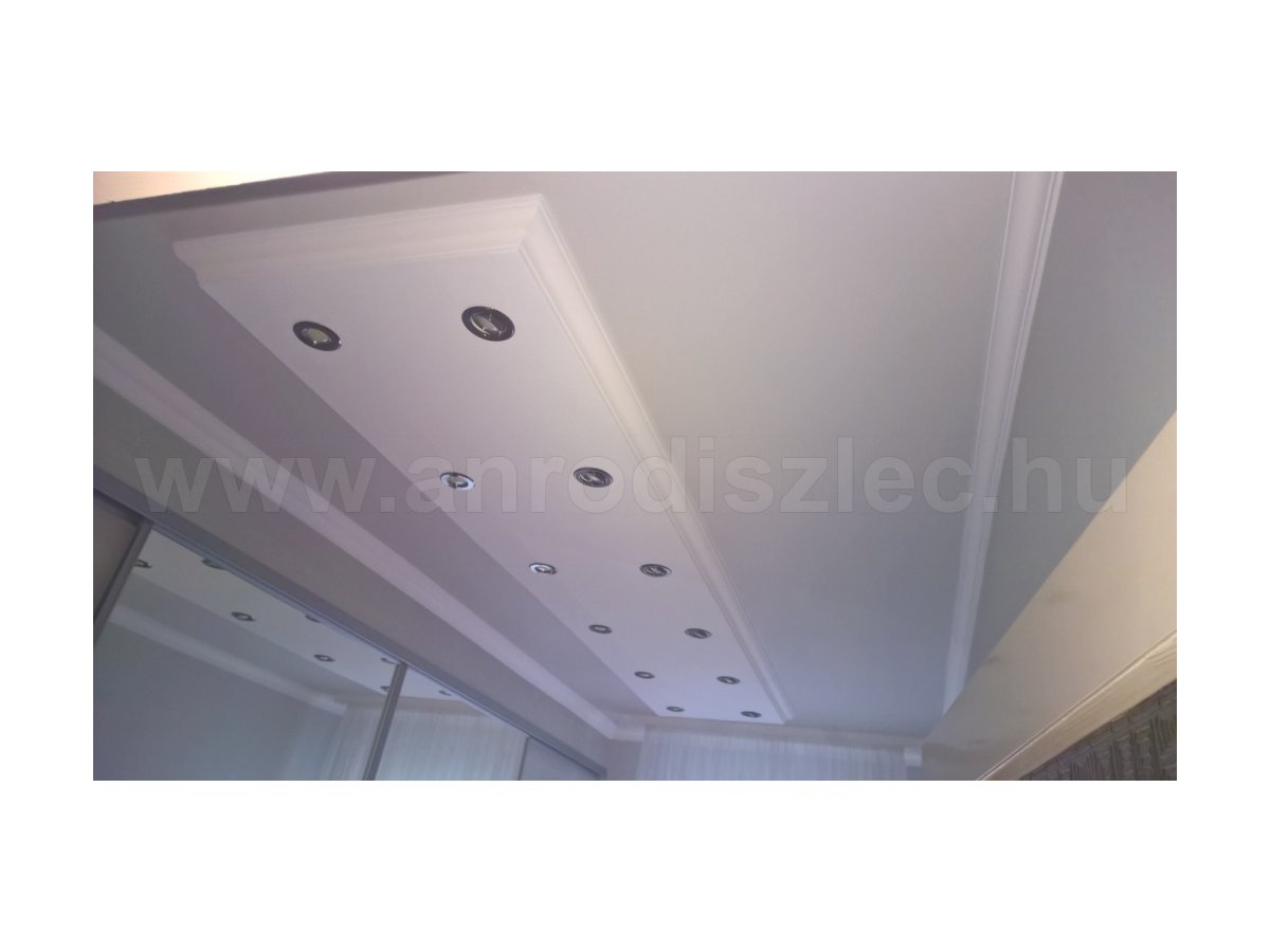 12 darab 3W LED spotlámpa egy folyosón