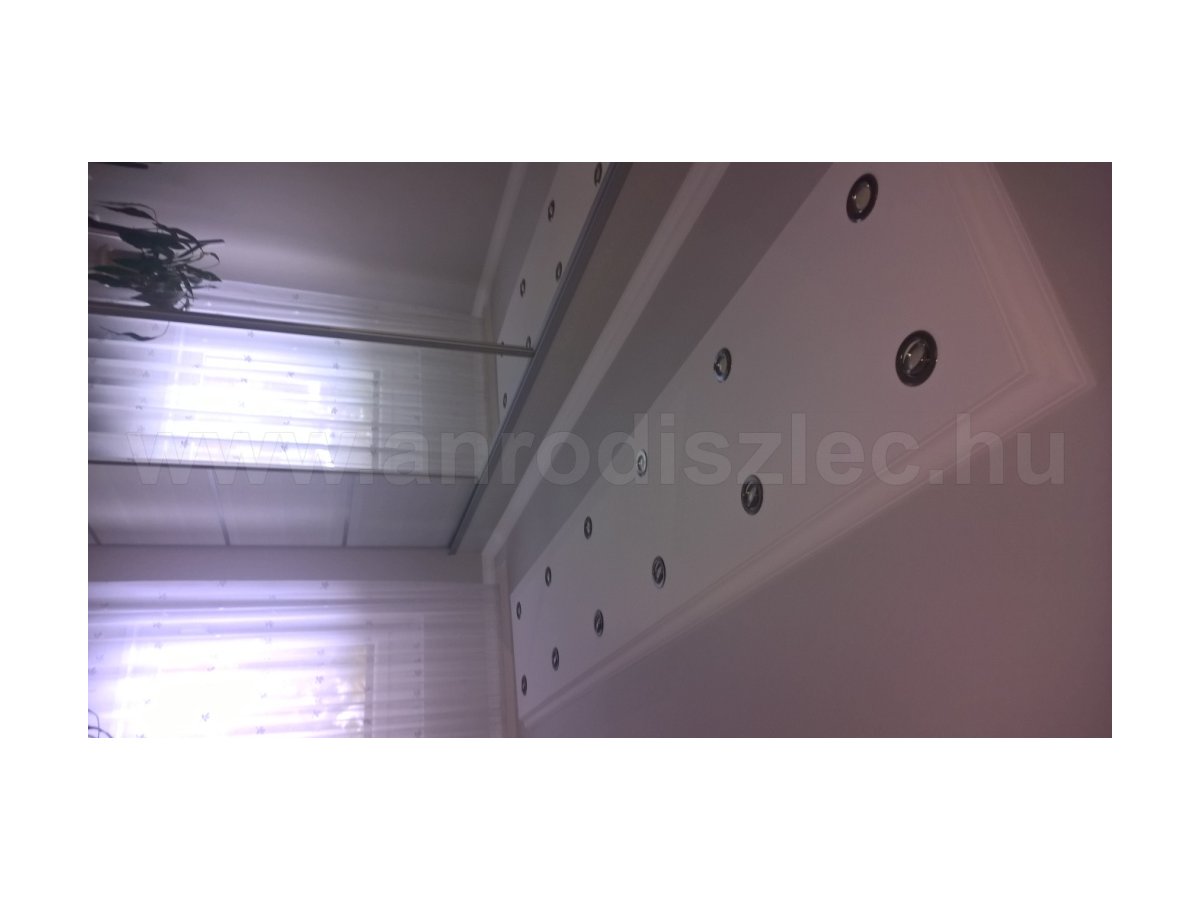 Led világítás a szoba közepén lévő gipszkarton szigetbe épített lámpákkal