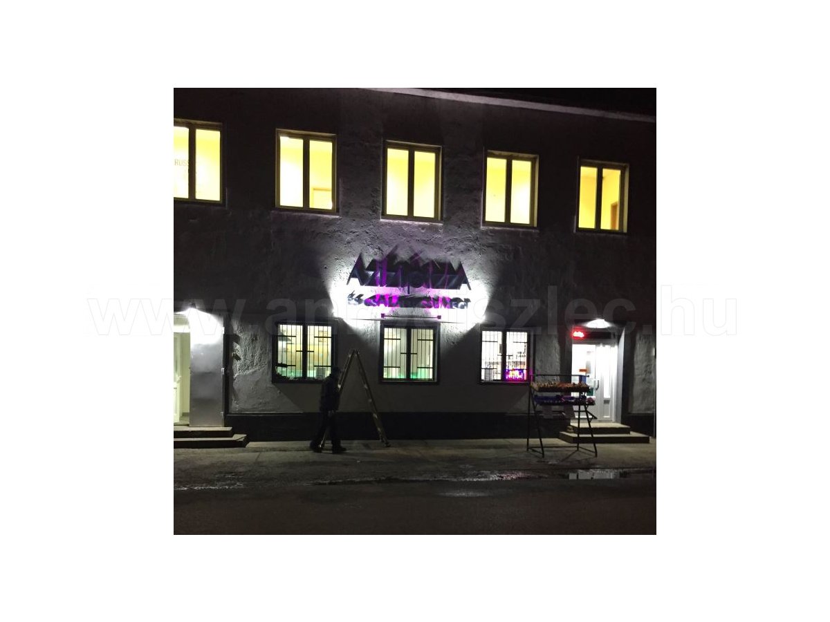 Azizi Pizzéria és családi csemege Debrecen - kinti világítás 20W LED reflektorokkal