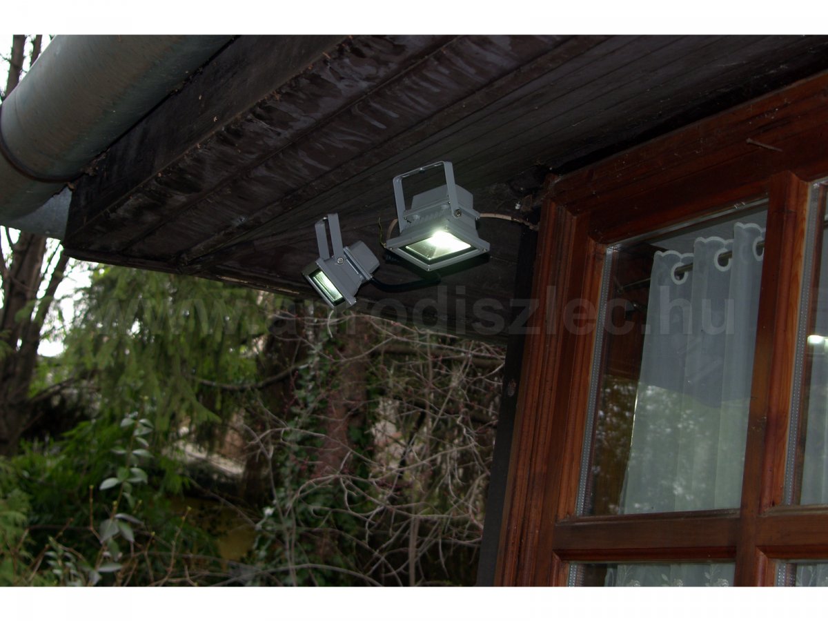 300 watt helyett 20 watt áramfelhasználás - így is lehet világítani, ha halogén helyett ledet használunk a kertben.