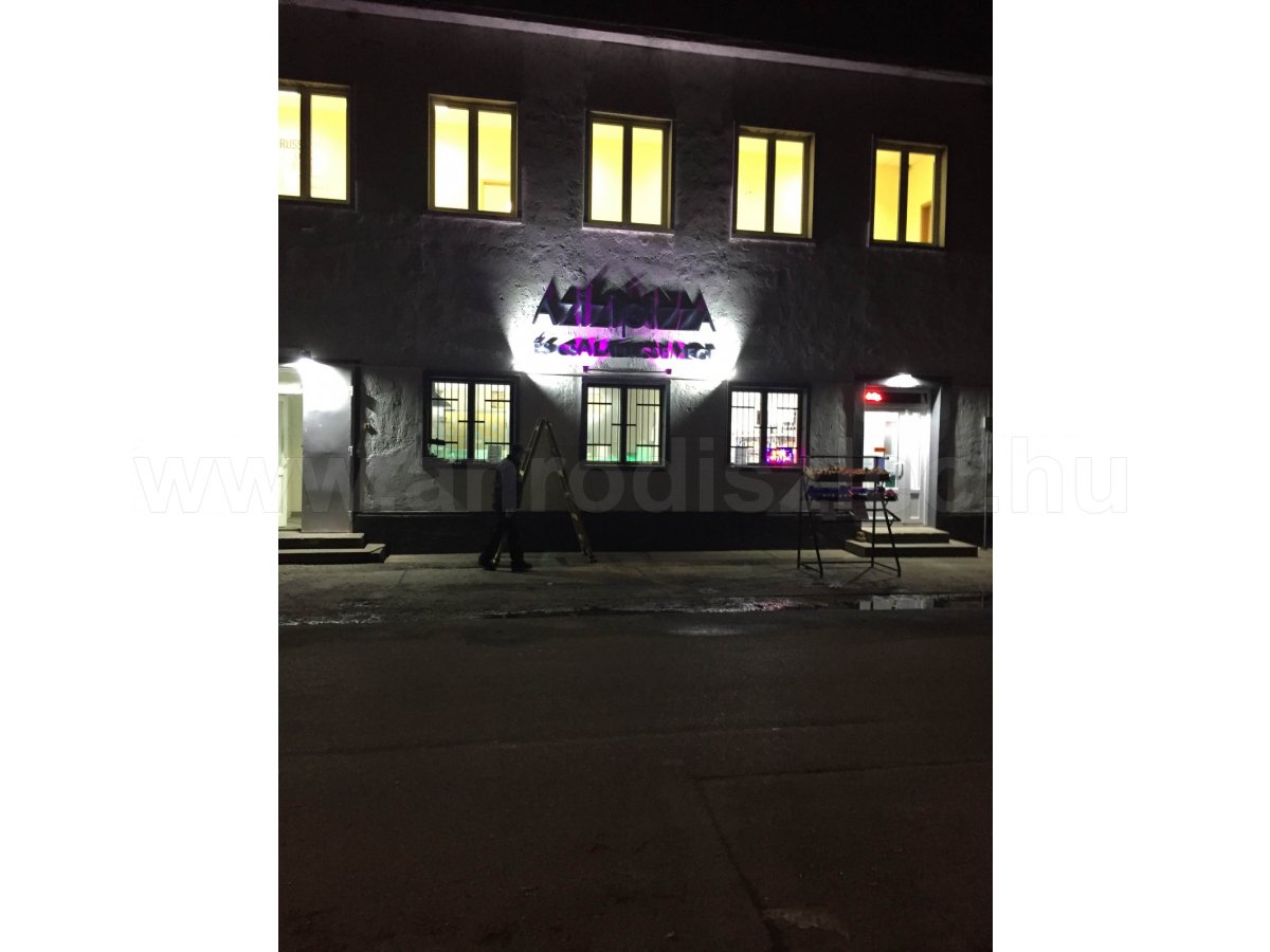 Üzletfelirat megvilágítása színváltós LED reflektorral