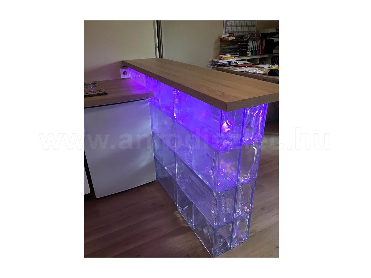 Üvegtégla megvilágítása színes fényekkel (RGB LED szalag)