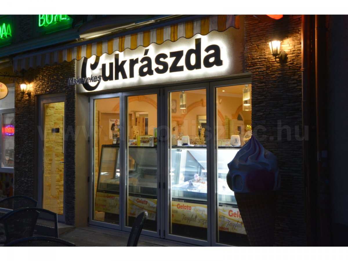 Éjjel-nappal látványos a LED modulokkal megvilágított cukrászda felirat!