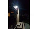 Napelemes LED reflektor az egész udvart bevilágítja