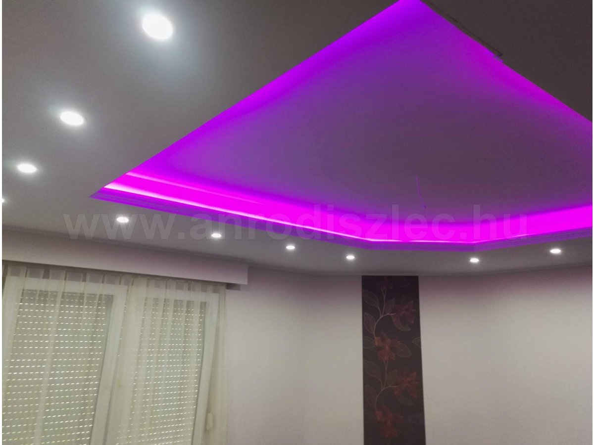 RGB LED szalagos álmennyezet - pinkben