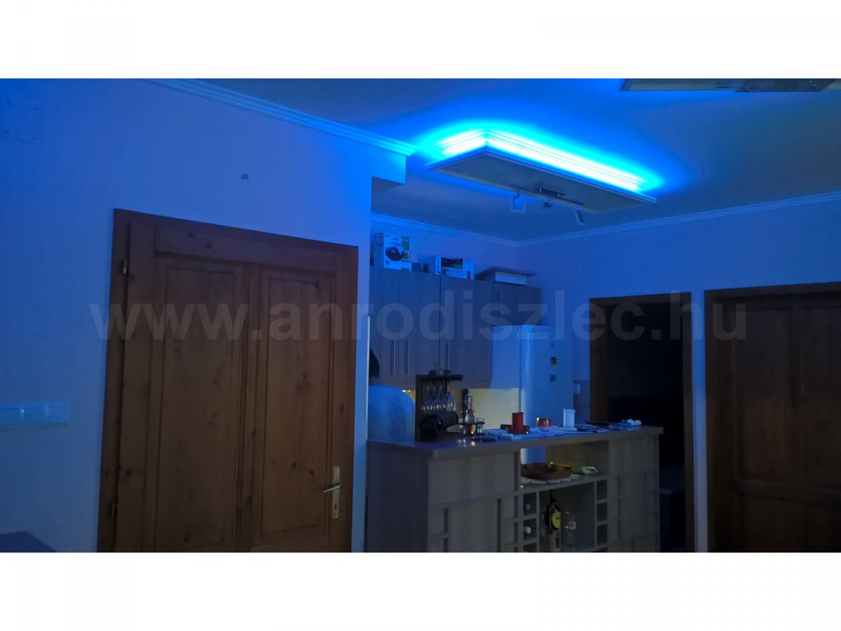 Miniatűr gipszkarton sziget a konyhában, RGB szalag világítással