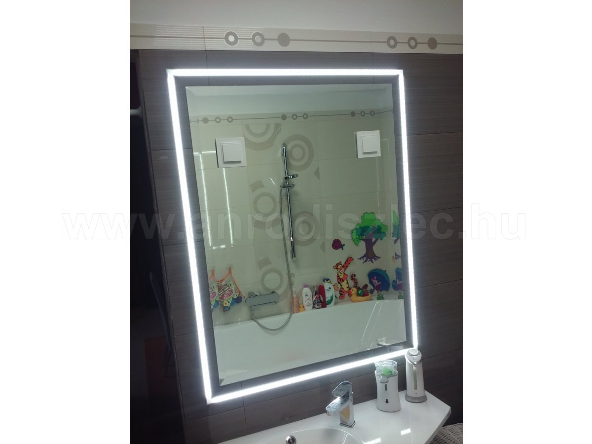 LED tükörvilágítás egy modern mosdóban