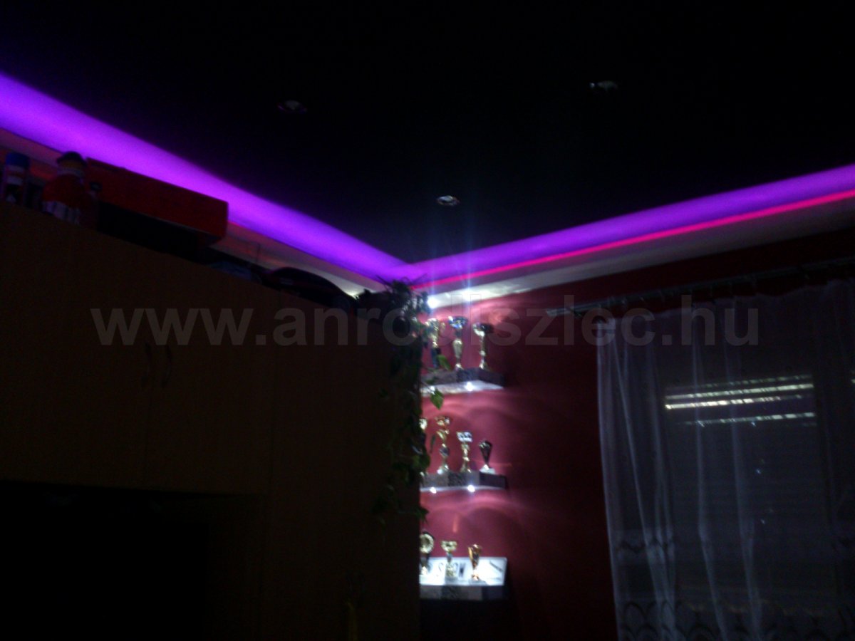 RGB led szalagos színváltós világítás - lila