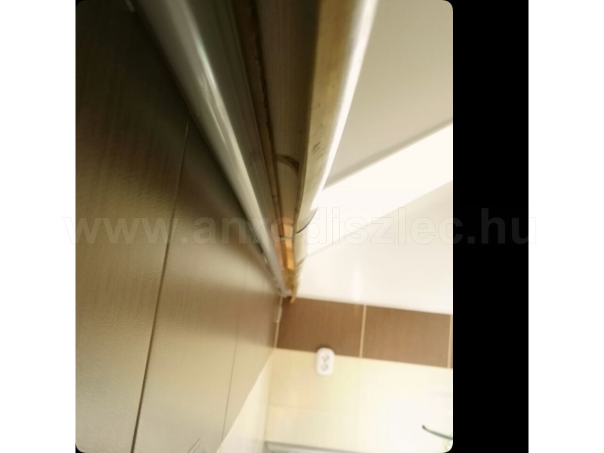 Tetőtéri konyha rejtett pultvilágítása 2 darab fénycsővel