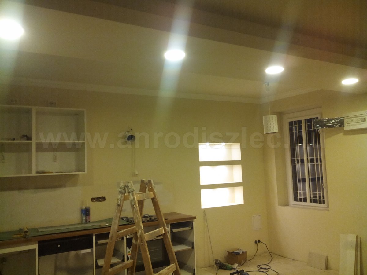 A 3 épített polc világításához használtam a 3W-os LED paneleket!