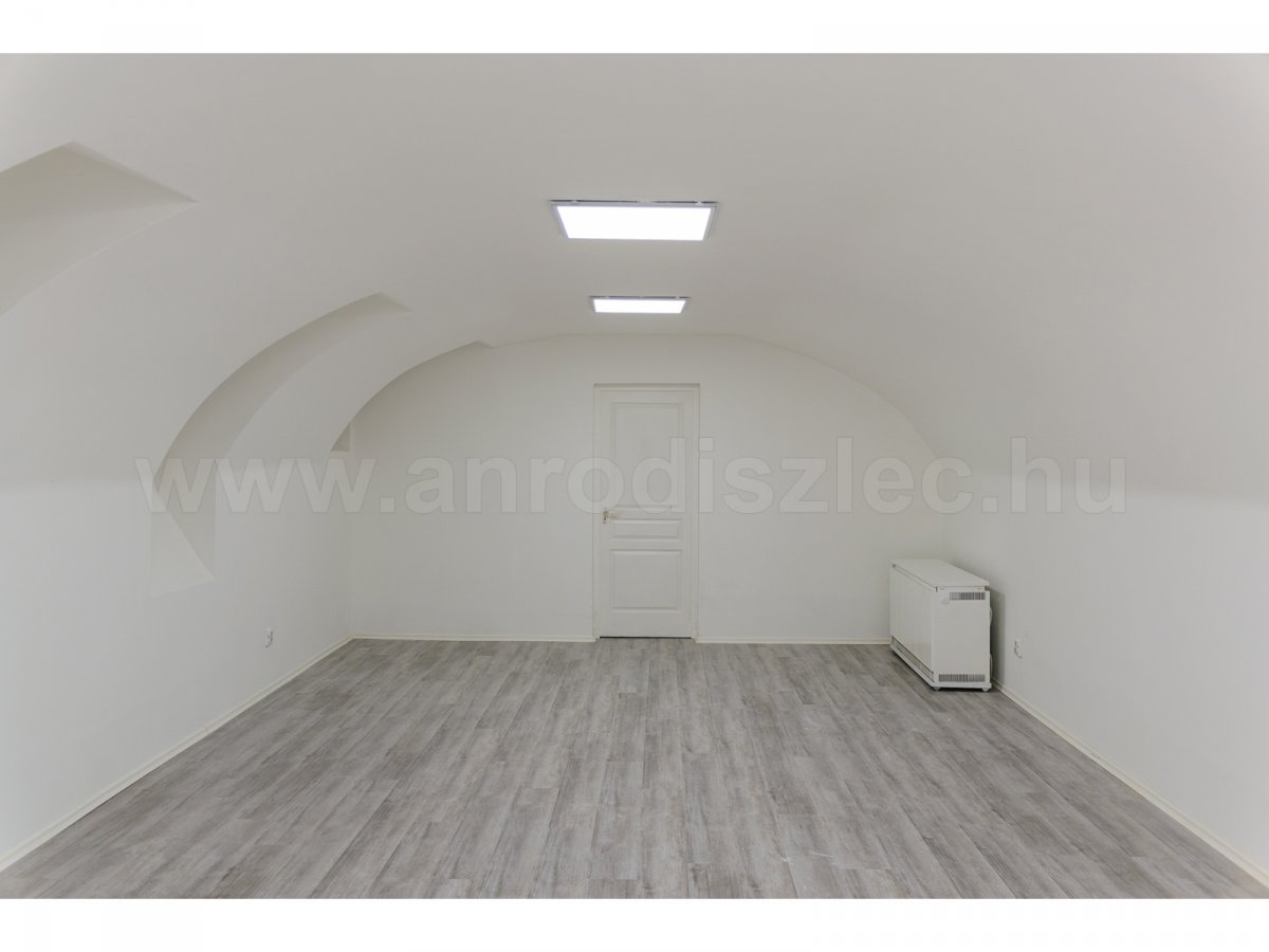 Fehér szoba fehér fényű LED panellel